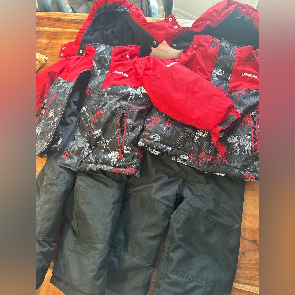 CARTERS TWIN SNOWSUIT SET.
